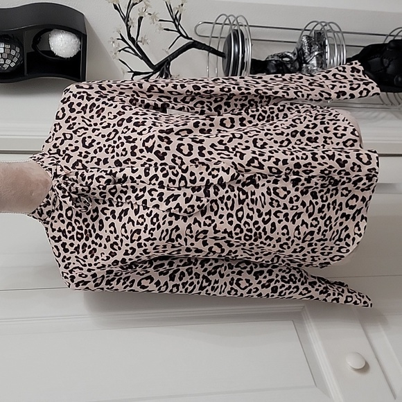 H&M, Size 0, Leopard Print, Long Sleeve, Tie Neck Blouse.  Excellent Condition - Picture 1 of 12